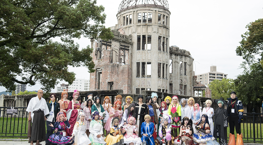 原爆ドームの前に集まるコスプレをした参加者達